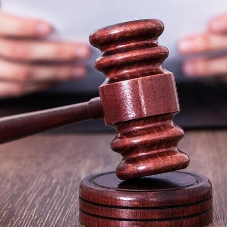 Gerichtsurteil gegen 32-Jährigen in Lindau: Mann gibt sich als junge Frau aus und wird verurteilt