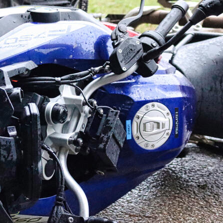 Motorradunfall in Aichach: Fahrer flüchtet verletzt zu Fuß und nimmt Nummernschild mit