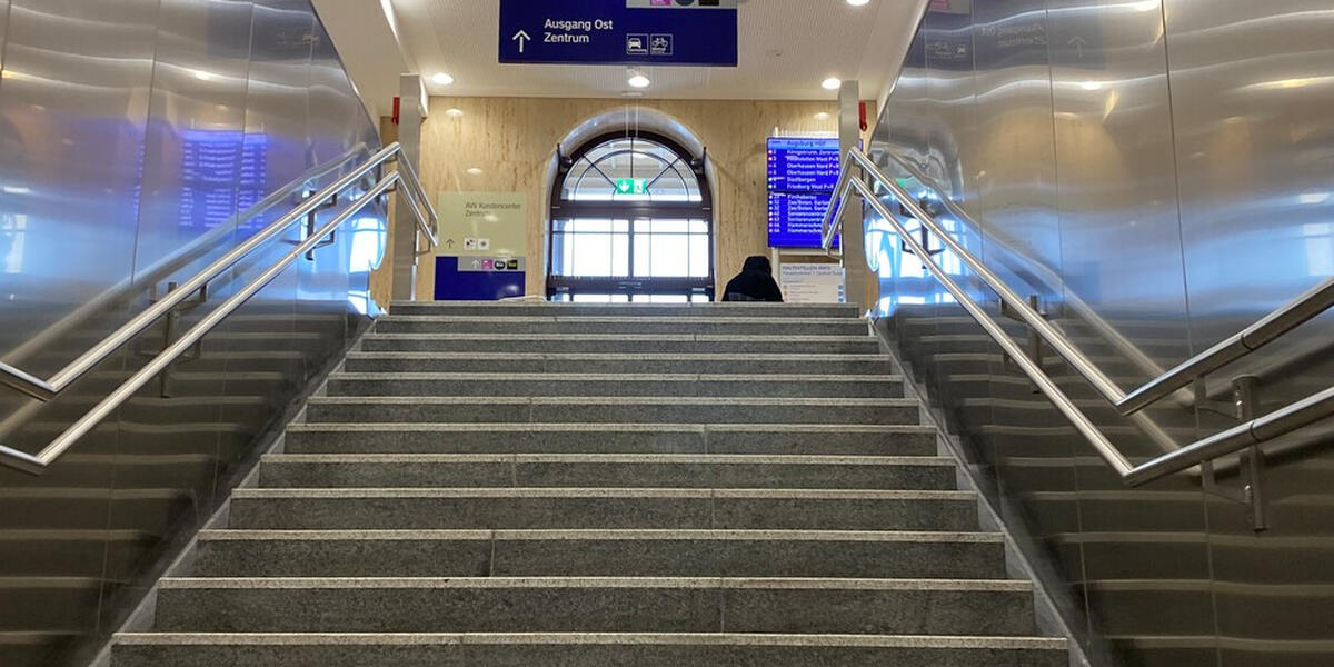 Hauptbahnhof 2023, Treppe Hochformat