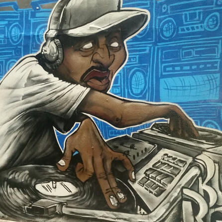 Das größte Mural Schwabens entsteht in Augsburg: Neues Studentenwohnheim Lechbrücke dient als imposante Leinwand