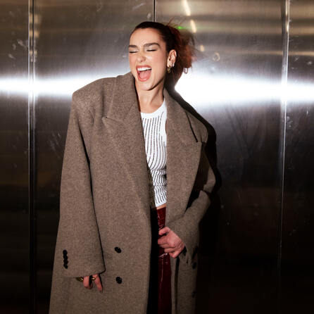 Dua Lipa verklagt Samsung auf 15 Millionen Dollar