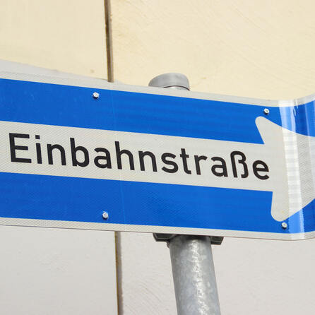 Verkehrsänderungen am Gersthofer Freibad zum Start der Saison: Einbahnstraßenregelung und weniger Parkplätze