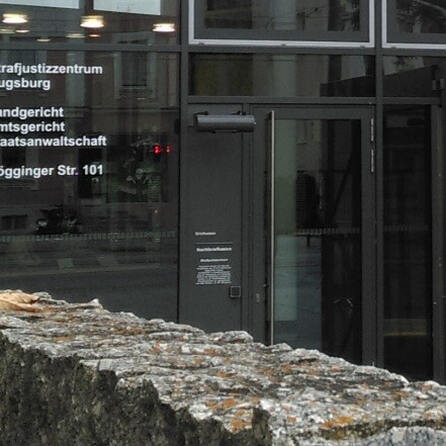 Nach offenbar rassistisch motiviertem Hammer-Angriff in Friedberg: 15-Jähriger wegen versuchten Mordes in Augsburg vor Gericht