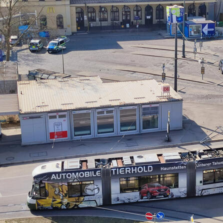 Bombenverdacht: "Verdächtiger Gegenstand" an einer Bushaltestelle vor dem Hauptbahnhof Augsburg