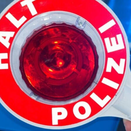 Nähe Rothsee/Zusmarshausen: Autofahrer rast ohne Rücksicht auf Verluste über Feldweg
