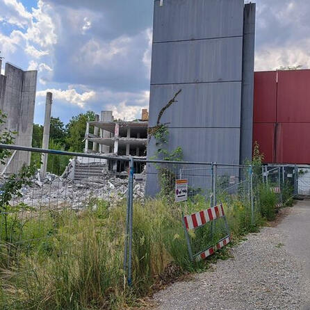 Abrissbagger am maroden Augsburger Kongressparkhaus wieder gestoppt