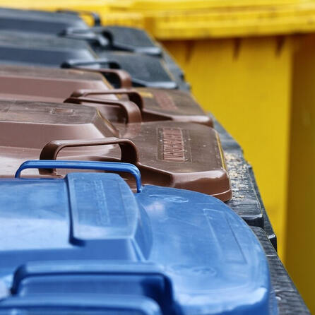 Müllprobleme in Augsburg: Wertstofftonnen blockieren Bürgersteige und Parkplätze