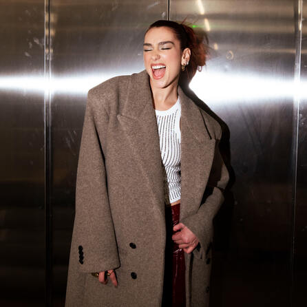 Dua Lipa eröffnet eigene Bibliothek