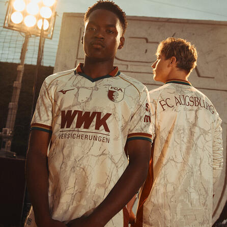Augsburger Panther: Neuer Angreifer, FCA: Neues Trikot