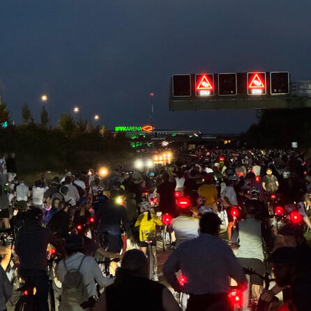 Augsburger Radlnacht mit Teilnehmerrekord: Rund 4.700 Menschen waren mit Fahrrad auf der B17