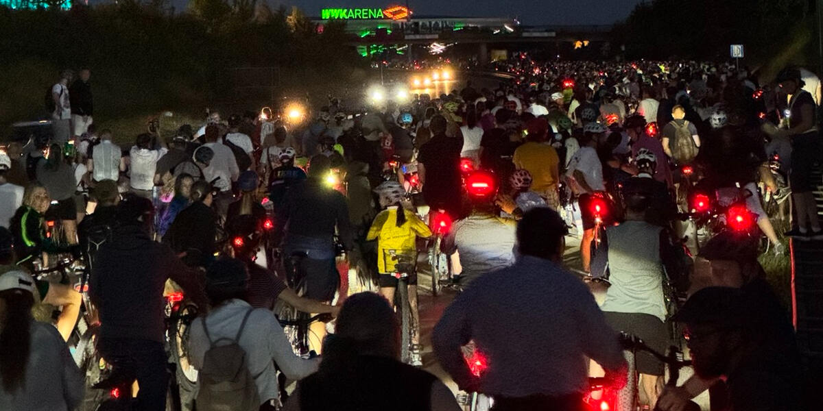 Augsburger Radlnacht mit Teilnehmerrekord: Rund 4.700 Menschen waren mit Fahrrad auf der B17