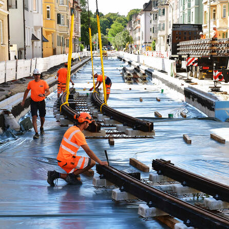 Lückenschluss PLUS in Augsburg: swa starten mit Gleisbau in der Rosenaustraße