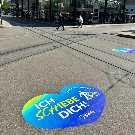 Sicher Radfahren am Königsplatz in Augsburg - Aufkleber am Boden zeigen Fahrverbot für Radler auf