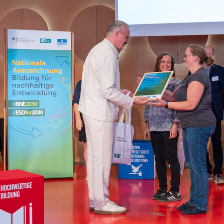 Grünes Klassenzimmer hat Vorbildfunktion: Zoo Augsburg erhält nationale Auszeichnung für nachhaltige Bildung