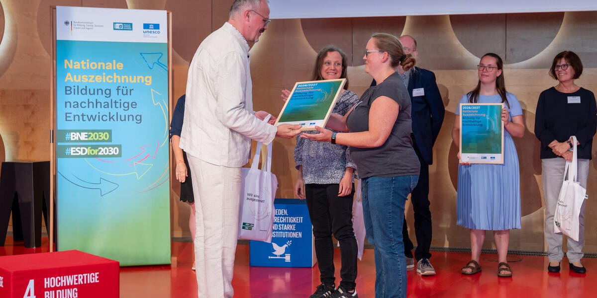Grünes Klassenzimmer hat Vorbildfunktion: Zoo Augsburg erhält nationale Auszeichnung für nachhaltige Bildung