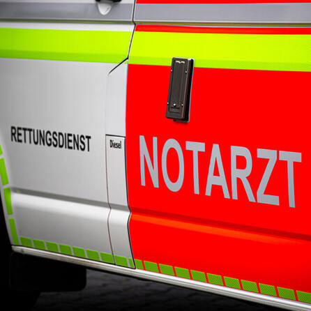 Tödlicher Verkehrsunfall auf der B300 bei Friedberg: Motorradfahrer stirbt noch am Unfallort