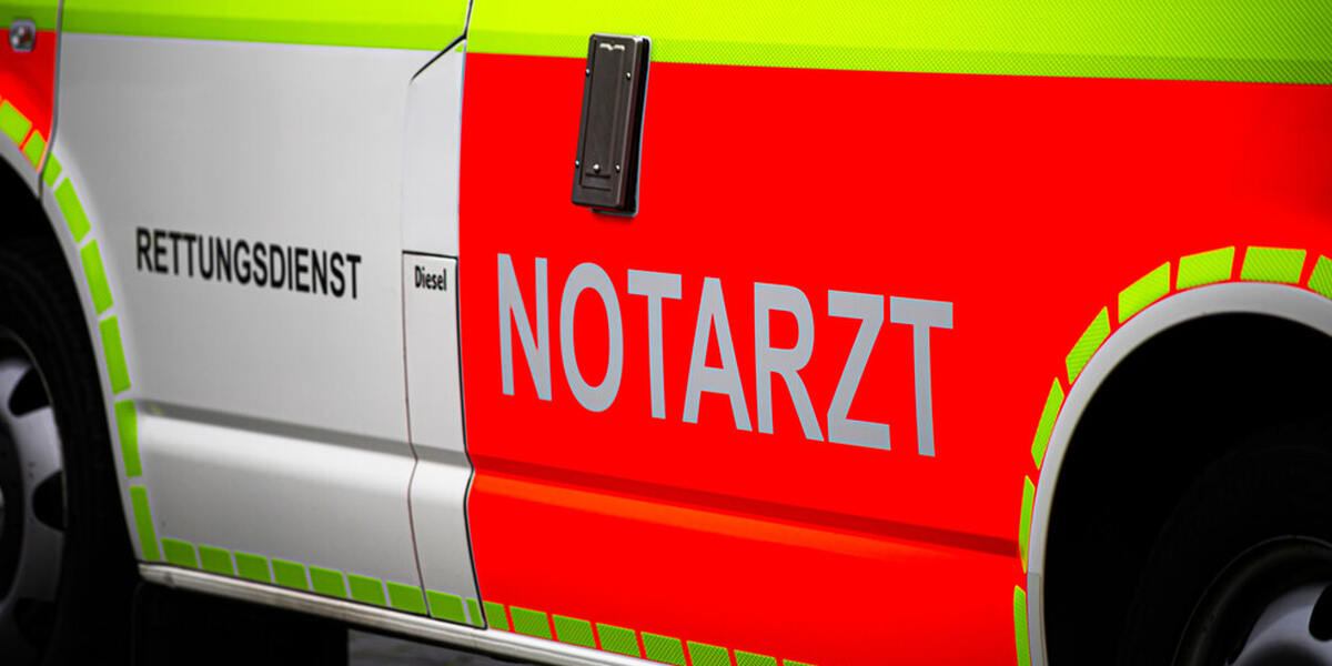 Tödlicher Verkehrsunfall auf der B300 bei Friedberg: Motorradfahrer stirbt noch am Unfallort
