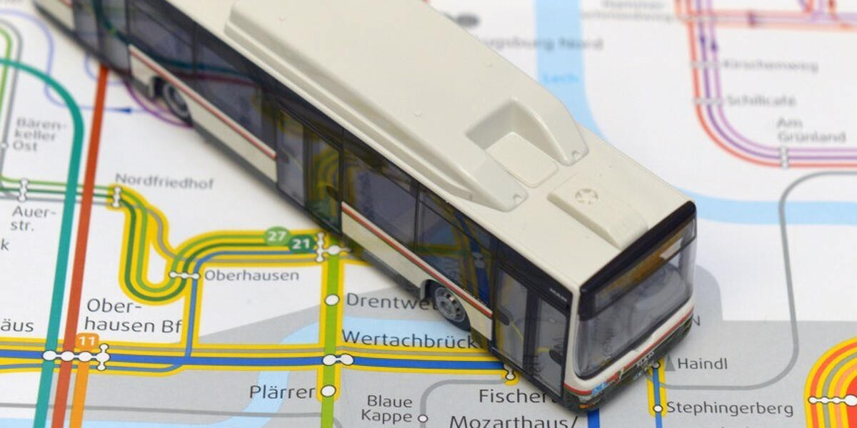 Sanierungsbedürftige MAN-Brücke in Augsburg erlaubt stadtauswärts nur noch 2,10 Meter Breite
