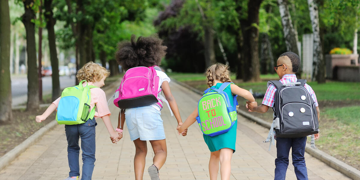 Beamte der Verkehrspolizeiinspektion Augsburg stehen Gewehr bei Fuß: Schulwegtraining startet am Freitag