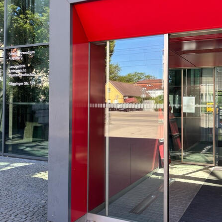 Islamistische Anschlagspläne: Jugendlicher IS-Sympathisant in Augsburg vor Gericht