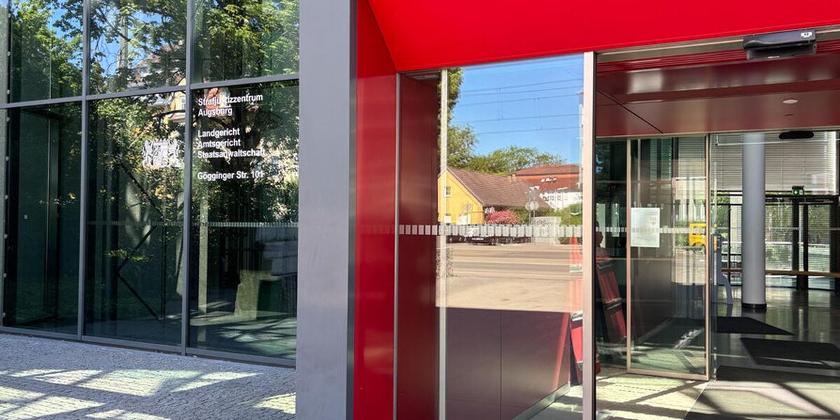 Islamistische Anschlagspläne: Jugendlicher IS-Sympathisant in Augsburg vor Gericht