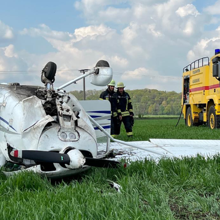 Alptraum für drei Rentner im Kreis Augsburg - Cessna stürzt bei Notlandung ab