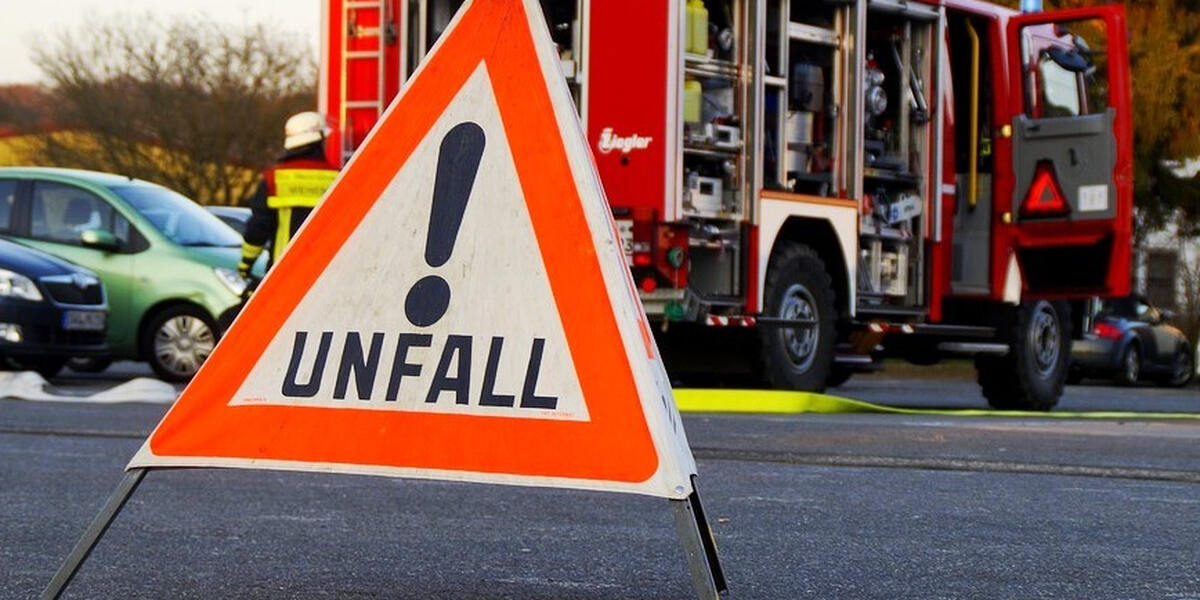 Schwerer Unfall: Fahrradfahrerin stürzt in Lauingen unter LKW