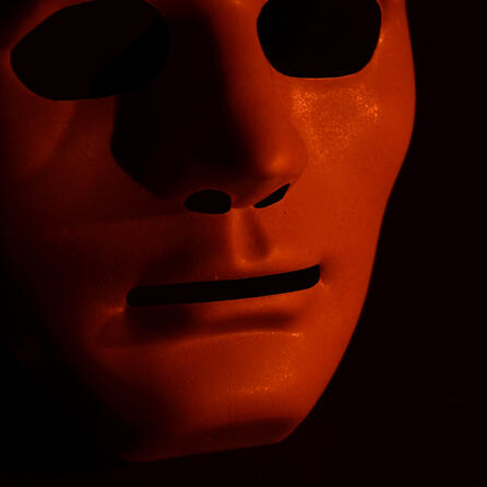 Mädchen-Schreck in Augsburg unterwegs: Polizei sucht Mann mit Horrormaske