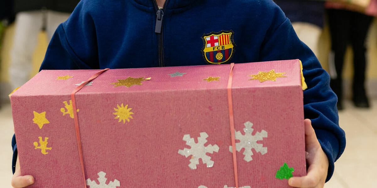 humedica in Kaufbeuren packt wieder Weihnachtsgeschenke für bedürftige Kinder