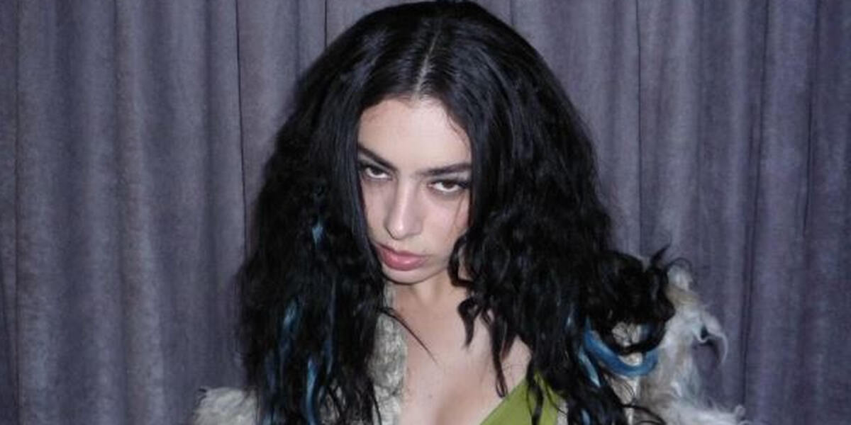 Charli xcx rastet auf der Bühne aus