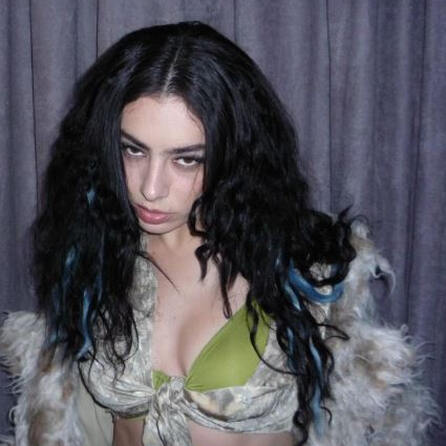 Charli xcx rastet auf der Bühne aus