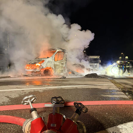 Brennender Kleintransporter auf Rastplatz Augsburg - Fahrzeug brannte völlig aus