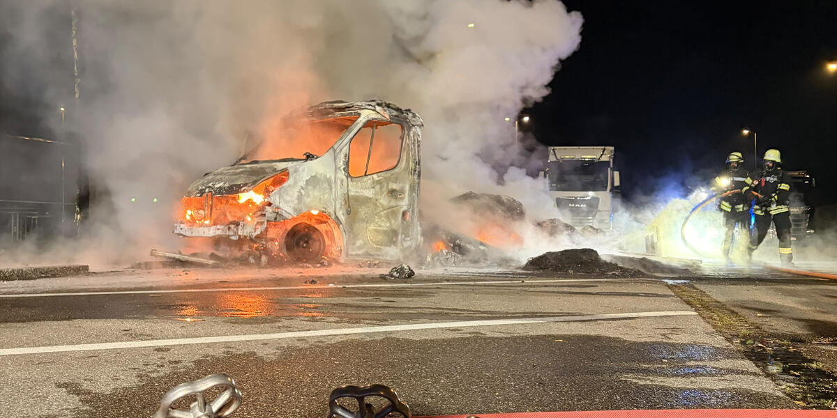 Brennender Kleintransporter auf Rastplatz Augsburg - Fahrzeug brannte völlig aus
