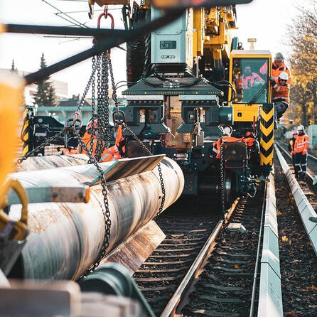 Baustellenhammer auf den Gleisen zwischen Augsburg und Olching: Ab Herbst 2027 werden Busse eingesetzt
