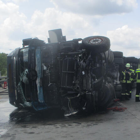 Gesundheitliche Probleme: Fahrer kippt mit Lkw um und verursacht Mega-Stau auf der A8 bei Augsburg 