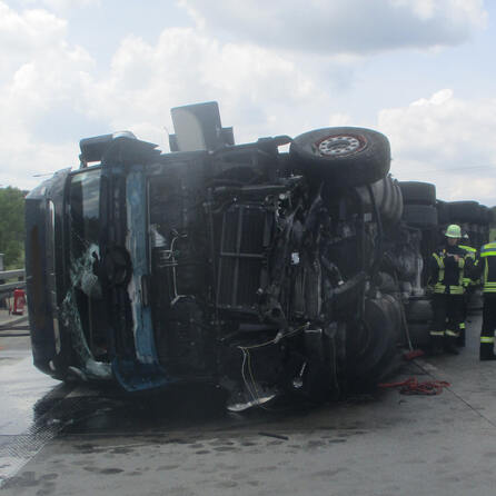 Gesundheitliche Probleme: Fahrer kippt mit Lkw um und verursacht Mega-Stau auf der A8 bei Augsburg