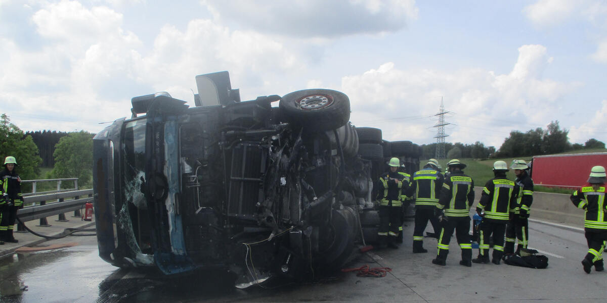 Gesundheitliche Probleme: Fahrer kippt mit Lkw um und verursacht Mega-Stau auf der A8 bei Augsburg