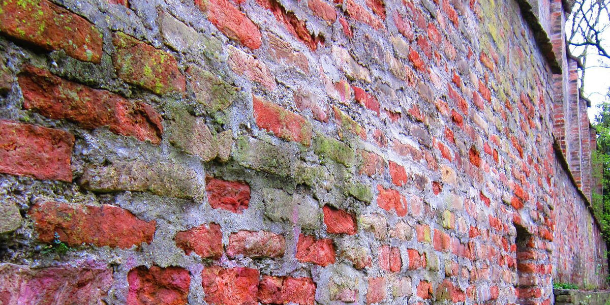 Stadt Augsburg sperrt einen Innenstadtbereich am Oblatterwallturm - Hier droht eine Mauer einzustürzen