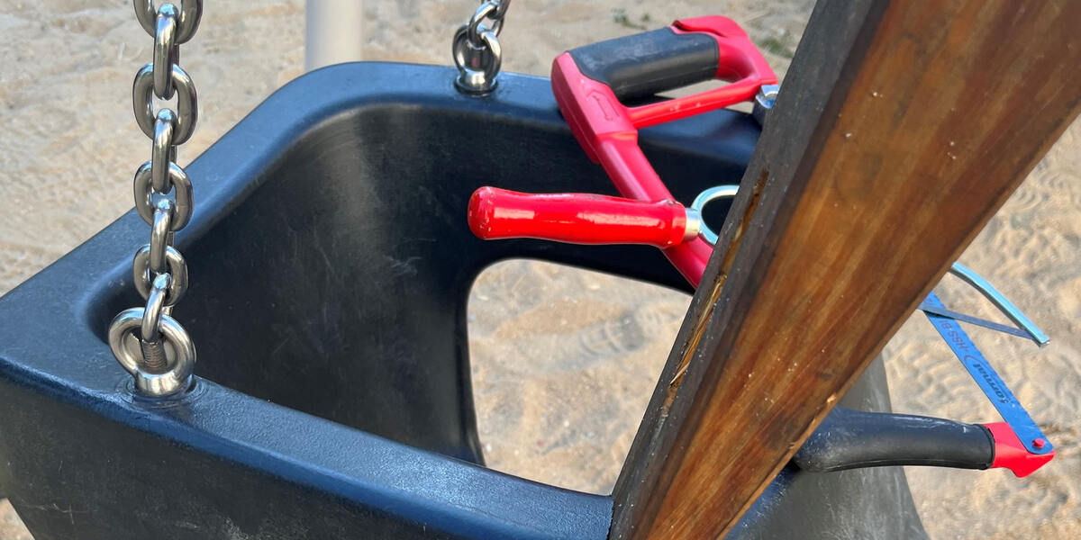 Kein Entkommen mehr für eine Jugendliche in Augsburg: die Schaukel hatte sie fest im Griff