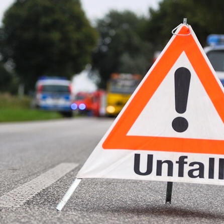 Beim Linksabbiegen übersehen: Motorradfahrer tot