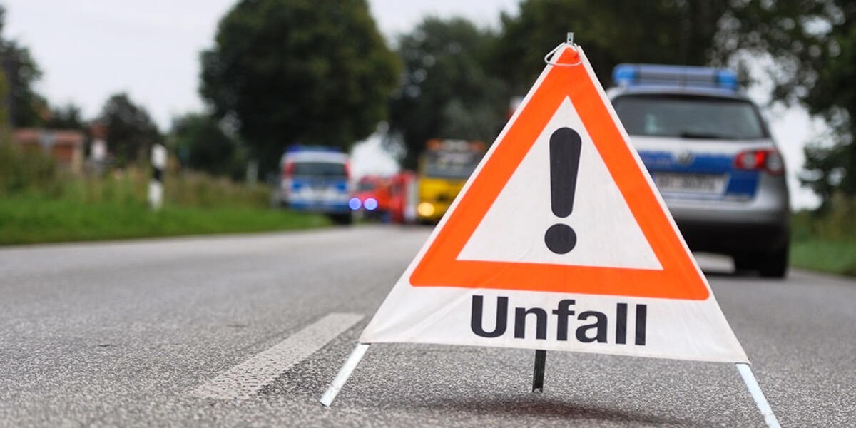 Beim Linksabbiegen übersehen: Motorradfahrer tot
