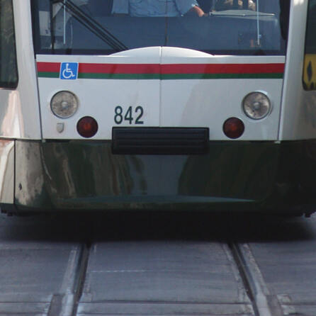Horror für eine Mutter in Augsburg - Sohn gerät unter die Straßenbahn
