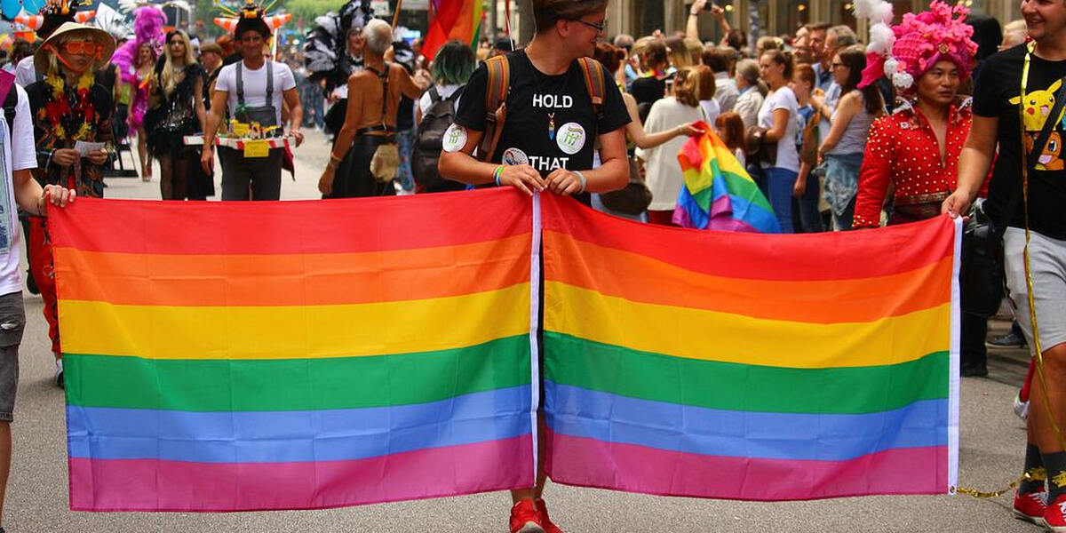 Gewalt nach CSD in Augsburg - Teilnehmer wurden verprügelt, Regenbogenfahnen zerstört