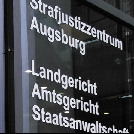 Rassistischer Polizist muss sich in Augsburg wegen Volksverhetzung verantworten 