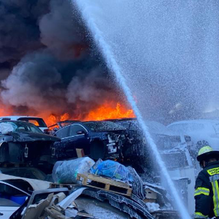 Zwei große Brände haben die Feuerwehr in Augsburg in Beschlag genommen