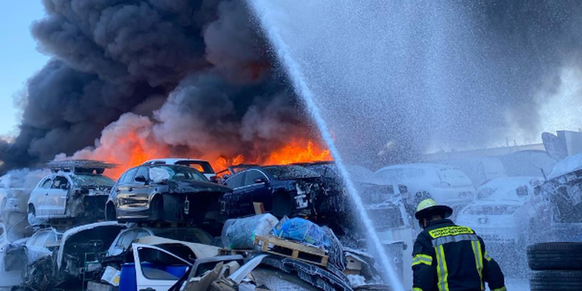 Zwei große Brände haben die Feuerwehr in Augsburg in Beschlag genommen
