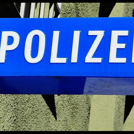 Frau lässt ihren kleinen Sohn im Auto - bei 33 Grad Außentemperatur