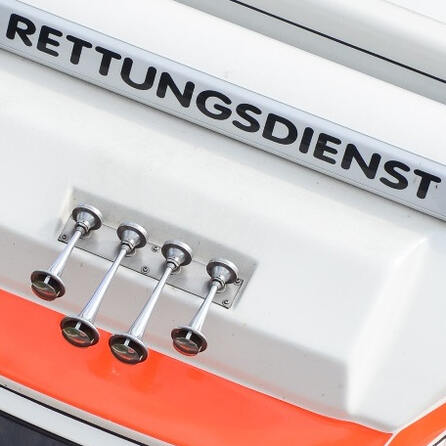 Zwei Männer sterben bei schwerem Autounfall im Kreis Augsburg - Dackel überlebt