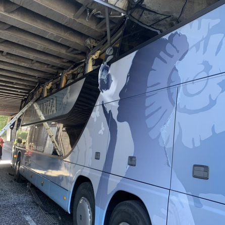 Reisebus bleibt in Augsburg unter Unterführung stecken - es gab auch Verletzte