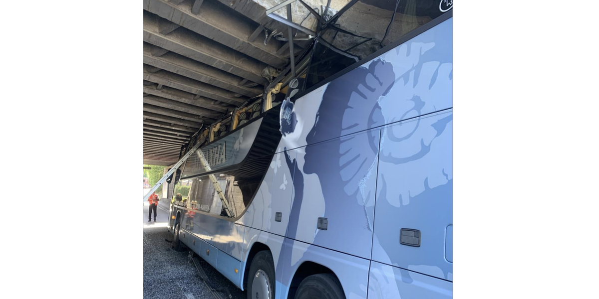 Reisebus bleibt in Augsburg unter Unterführung stecken - es gab auch Verletzte